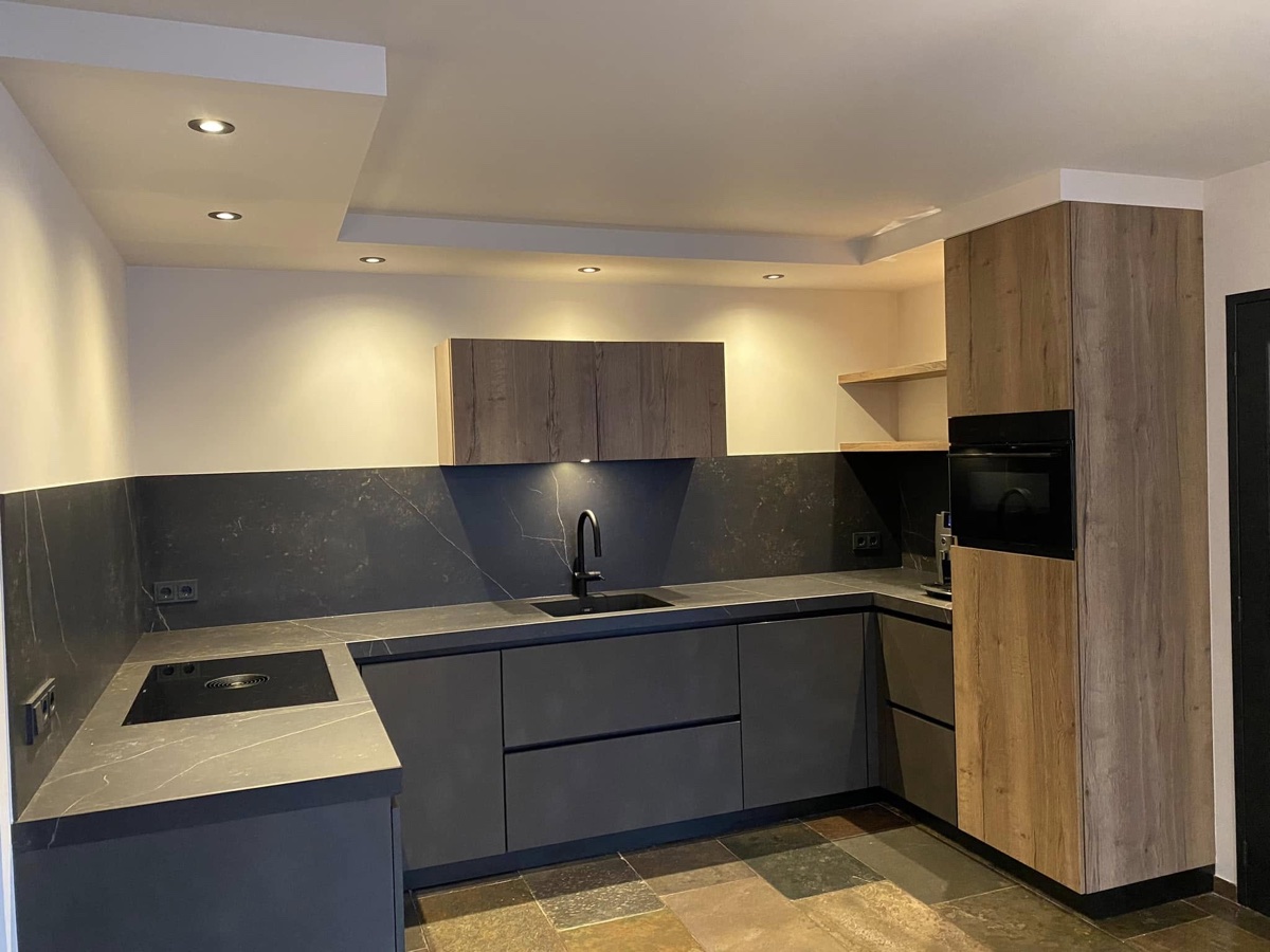 Moderne keuken met schilderwerk en inbouwspots